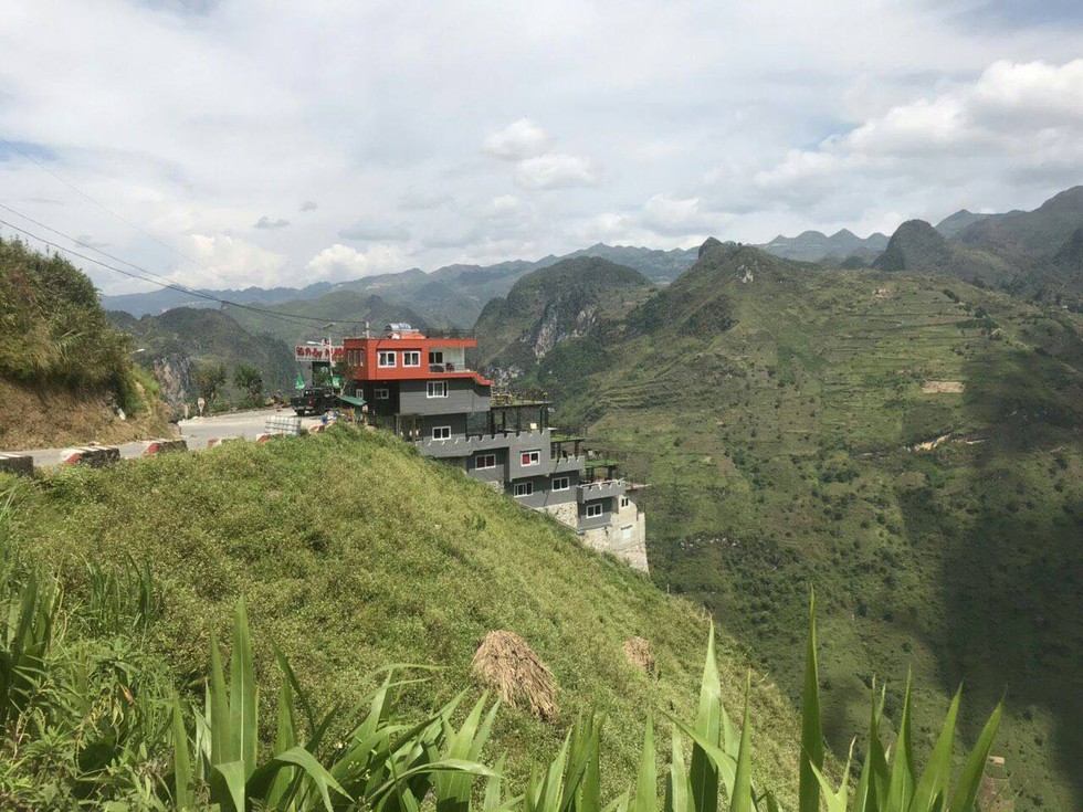Công trình trái phép trên đèo Mã Pì Lèng vẫn đang hoạt động bình thường - Ảnh 4. Công trình trái phép trên đèo Mã Pì Lèng vẫn đang hoạt động bình thường - Ảnh 4.