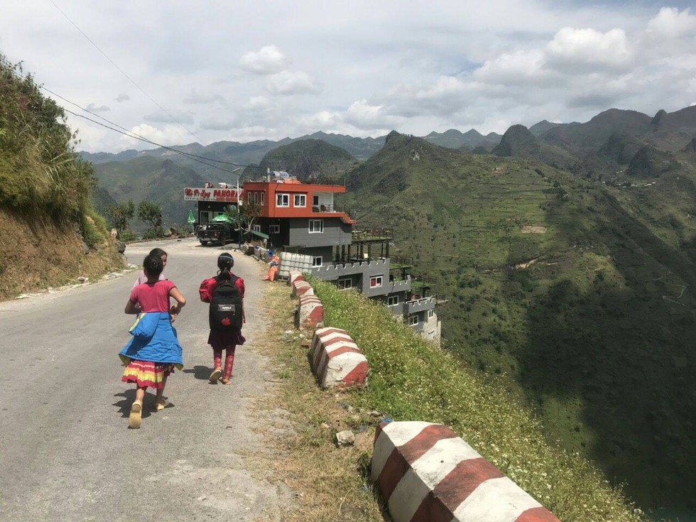 Công trình trái phép trên đèo Mã Pì Lèng vẫn đang hoạt động bình thường - Ảnh 1. Công trình trái phép trên đèo Mã Pì Lèng vẫn đang hoạt động bình thường - Ảnh 1.