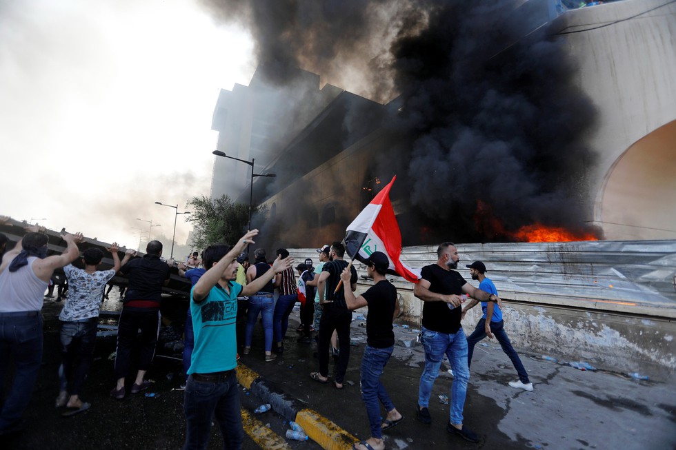 Iraq như bãi chiến trường trong cơn giận dữ của người dân - Ảnh 3. Iraq như bãi chiến trường trong cơn giận dữ của người dân - Ảnh 3.