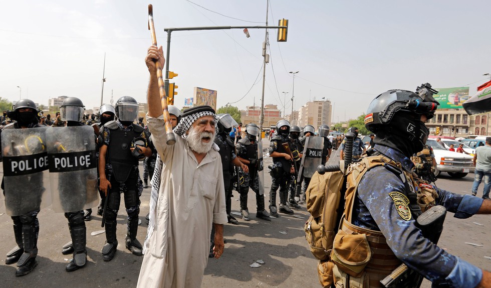 Iraq như bãi chiến trường trong cơn giận dữ của người dân - Ảnh 7. Iraq như bãi chiến trường trong cơn giận dữ của người dân - Ảnh 7.