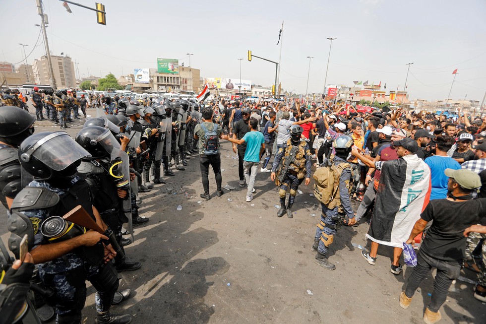 Iraq như bãi chiến trường trong cơn giận dữ của người dân - Ảnh 5. Iraq như bãi chiến trường trong cơn giận dữ của người dân - Ảnh 5.