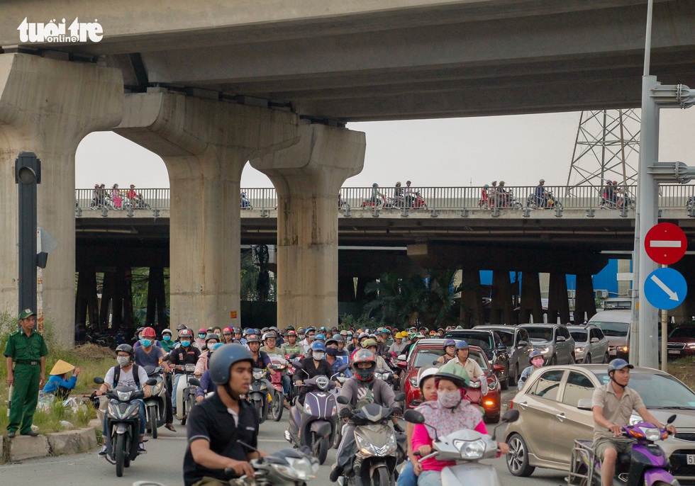 Giao thông khu Hàng Xanh, Nguyễn Hữu Cảnh vỡ trận ngay ngày đầu tuần - Ảnh 4. Giao thông khu Hàng Xanh, Nguyễn Hữu Cảnh vỡ trận ngay ngày đầu tuần - Ảnh 4.