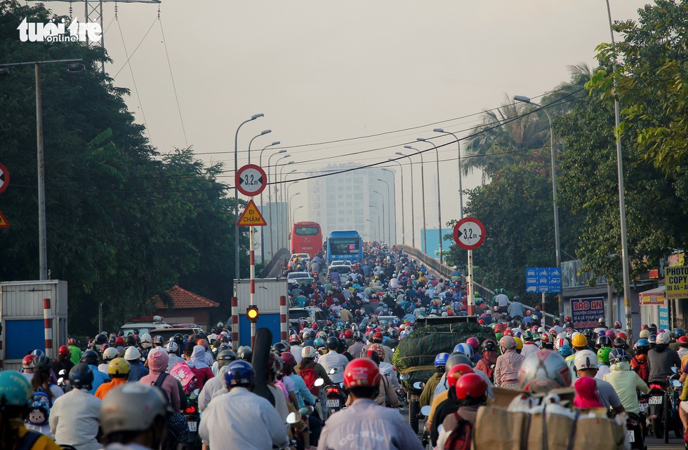 Giao thông khu Hàng Xanh, Nguyễn Hữu Cảnh vỡ trận ngay ngày đầu tuần - Ảnh 5. Giao thông khu Hàng Xanh, Nguyễn Hữu Cảnh vỡ trận ngay ngày đầu tuần - Ảnh 5.
