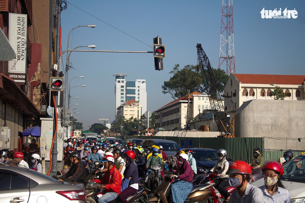Giao thông khu Hàng Xanh, Nguyễn Hữu Cảnh vỡ trận ngay ngày đầu tuần - Ảnh 1. Giao thông khu Hàng Xanh, Nguyễn Hữu Cảnh vỡ trận ngay ngày đầu tuần - Ảnh 1.