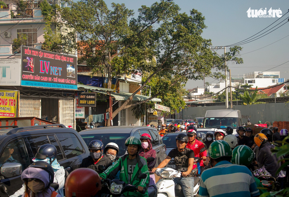 Giao thông khu Hàng Xanh, Nguyễn Hữu Cảnh vỡ trận ngay ngày đầu tuần - Ảnh 2. Giao thông khu Hàng Xanh, Nguyễn Hữu Cảnh vỡ trận ngay ngày đầu tuần - Ảnh 2.