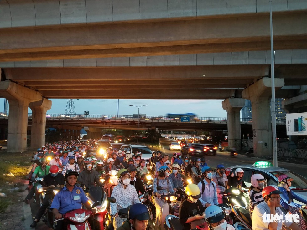 Kẹt xe bủa vây, giao thông hỗn loạn từ trung tâm về khu Đông - Ảnh 13. Kẹt xe bủa vây, giao thông hỗn loạn từ trung tâm về khu Đông - Ảnh 13.