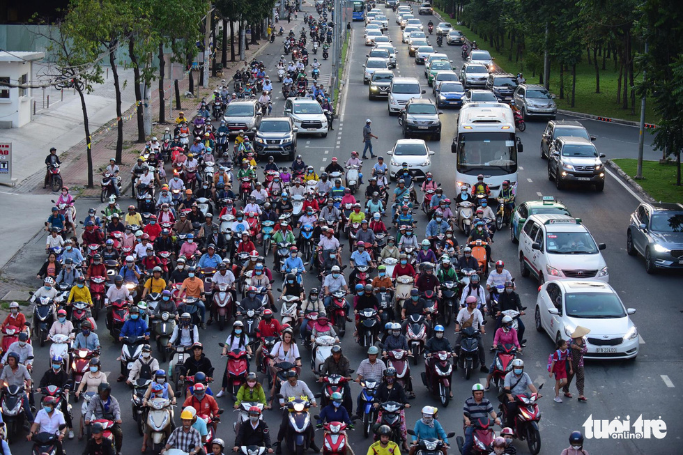 Kẹt xe bủa vây, giao thông hỗn loạn từ trung tâm về khu Đông - Ảnh 12. Kẹt xe bủa vây, giao thông hỗn loạn từ trung tâm về khu Đông - Ảnh 12.