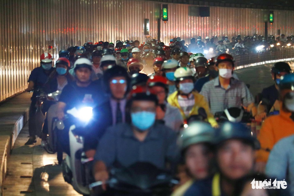 Kẹt xe bủa vây, giao thông hỗn loạn từ trung tâm về khu Đông - Ảnh 7. Kẹt xe bủa vây, giao thông hỗn loạn từ trung tâm về khu Đông - Ảnh 7.