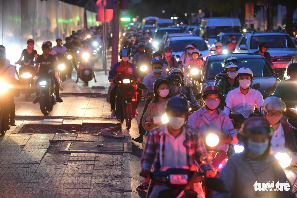 Kẹt xe bủa vây, giao thông hỗn loạn từ trung tâm về khu Đông - Ảnh 2. Kẹt xe bủa vây, giao thông hỗn loạn từ trung tâm về khu Đông - Ảnh 2.