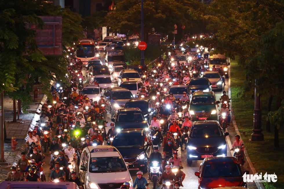 Kẹt xe bủa vây, giao thông hỗn loạn từ trung tâm về khu Đông - Ảnh 5. Kẹt xe bủa vây, giao thông hỗn loạn từ trung tâm về khu Đông - Ảnh 5.