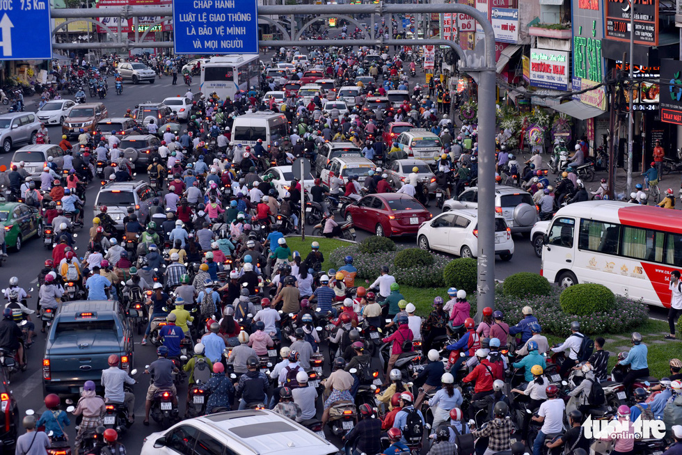 Kẹt xe bủa vây, giao thông hỗn loạn từ trung tâm về khu Đông - Ảnh 1. Kẹt xe bủa vây, giao thông hỗn loạn từ trung tâm về khu Đông - Ảnh 1.