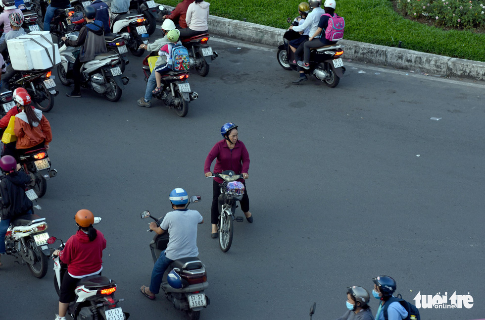 Kẹt xe bủa vây, giao thông hỗn loạn từ trung tâm về khu Đông - Ảnh 9. Kẹt xe bủa vây, giao thông hỗn loạn từ trung tâm về khu Đông - Ảnh 9.