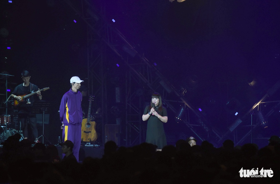 Show của Đen quẩy hết mình với âm nhạc và những tự sự chân thành - Ảnh 6. Show của Đen quẩy hết mình với âm nhạc và những tự sự chân thành - Ảnh 6.