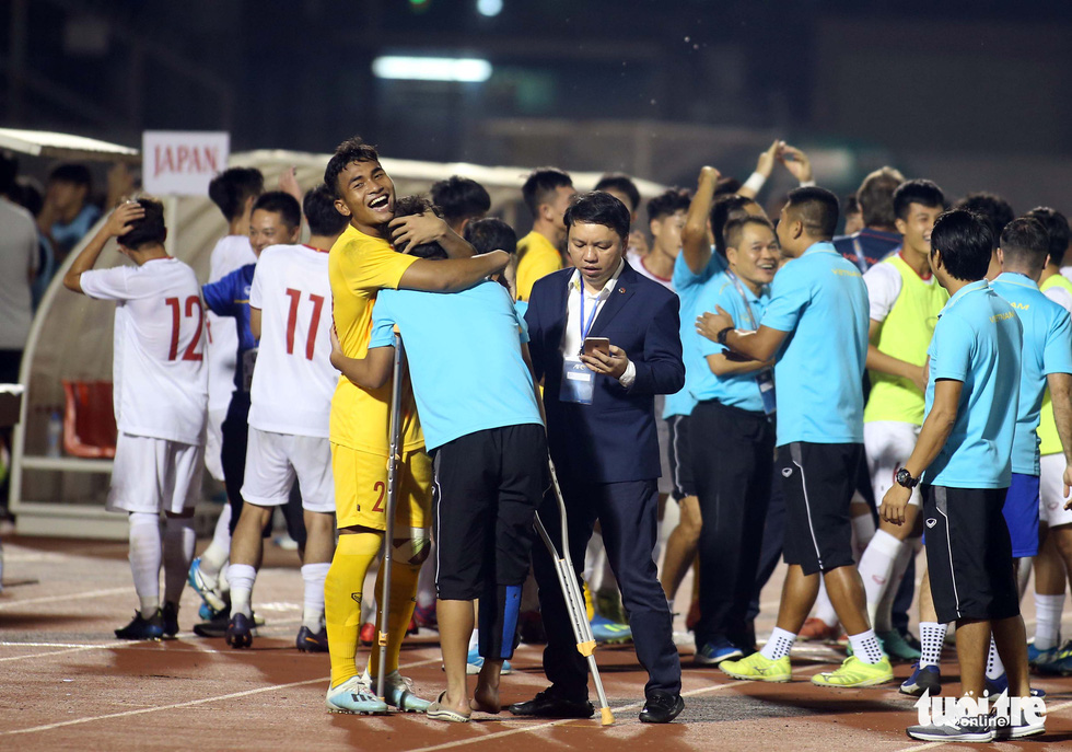 U19 Việt Nam đầy cảm xúc sau khi giành vé dự VCK châu Á 2020 - Ảnh 5. U19 Việt Nam đầy cảm xúc sau khi giành vé dự VCK châu Á 2020 - Ảnh 5.
