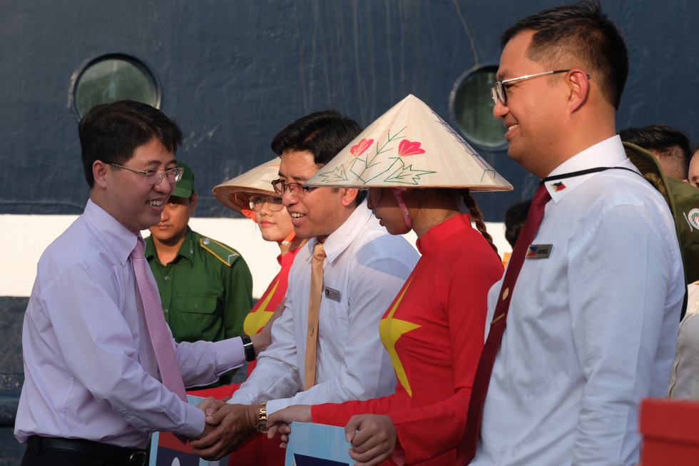 Thủ lĩnh tàu Nippon Maru đàn piano tạm biệt TP.HCM - Ảnh 4. Thủ lĩnh tàu Nippon Maru đàn piano tạm biệt TP.HCM - Ảnh 4.