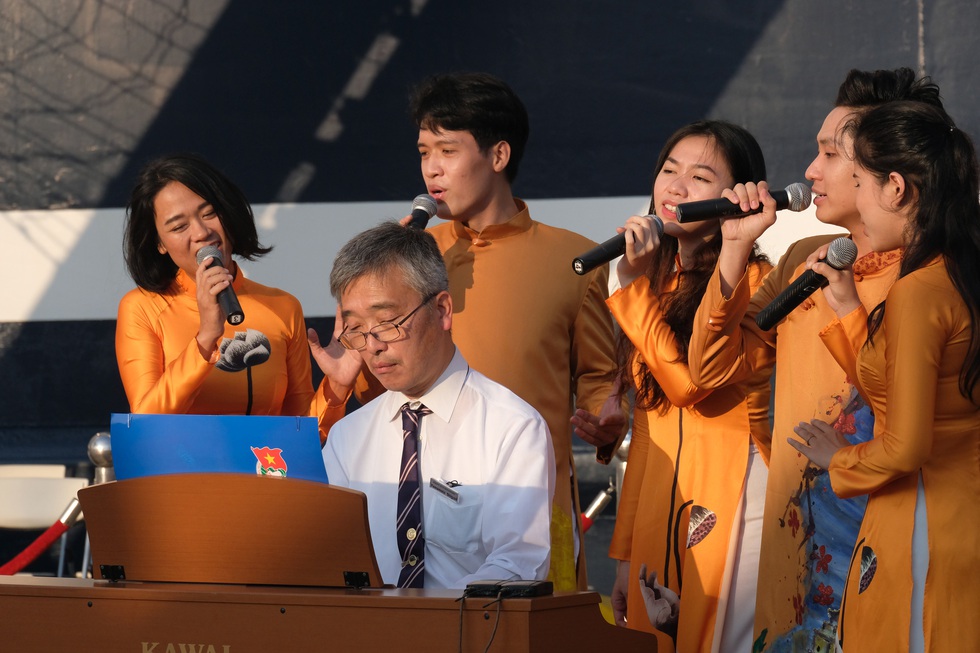 Thủ lĩnh tàu Nippon Maru đàn piano tạm biệt TP.HCM - Ảnh 2. Thủ lĩnh tàu Nippon Maru đàn piano tạm biệt TP.HCM - Ảnh 2.