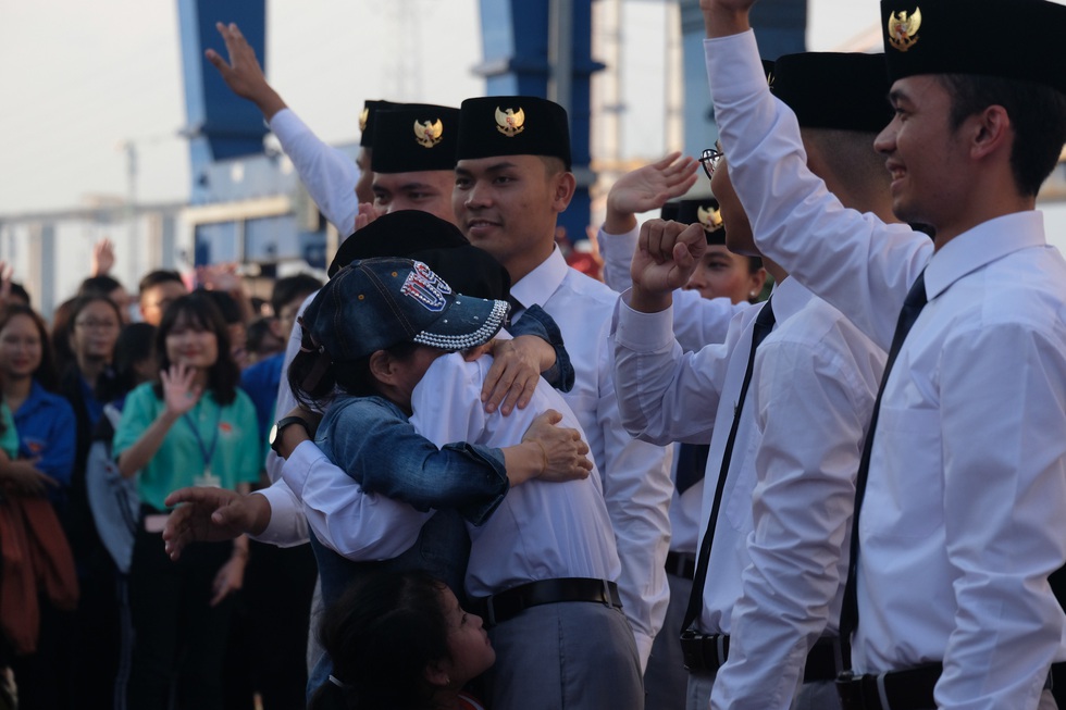Thủ lĩnh tàu Nippon Maru đàn piano tạm biệt TP.HCM - Ảnh 1. Thủ lĩnh tàu Nippon Maru đàn piano tạm biệt TP.HCM - Ảnh 1.