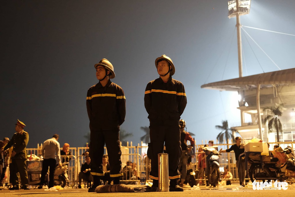 Mỹ Đình rào thép gai bảo vệ trận Việt Nam - UAE - Ảnh 5. Mỹ Đình rào thép gai bảo vệ trận Việt Nam - UAE - Ảnh 5.