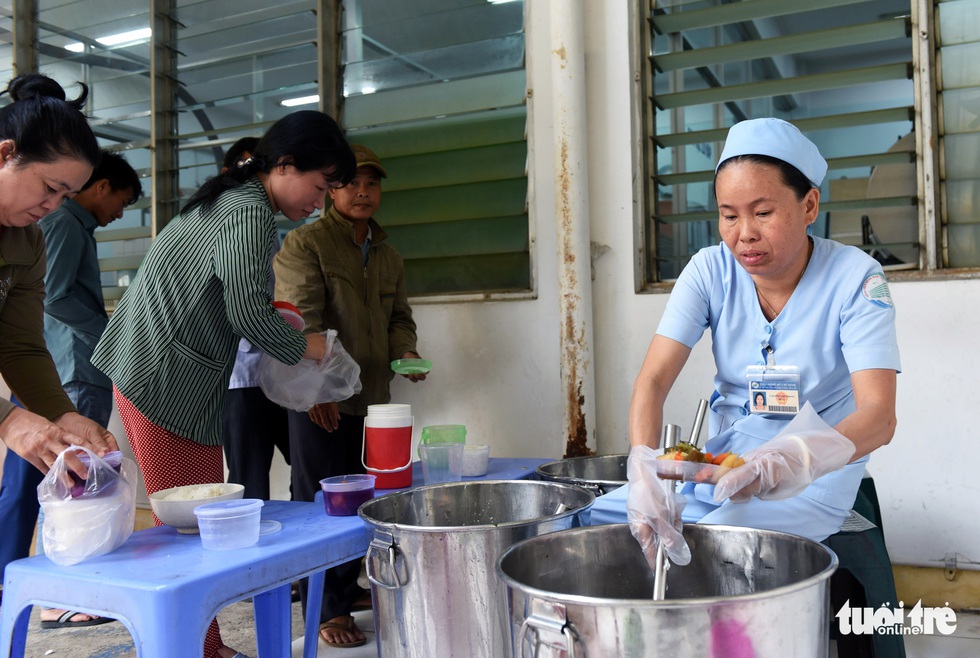 Nữ hộ lý gần 20 năm chăm sóc người dưng - Ảnh 5. Nữ hộ lý gần 20 năm chăm sóc người dưng - Ảnh 5.
