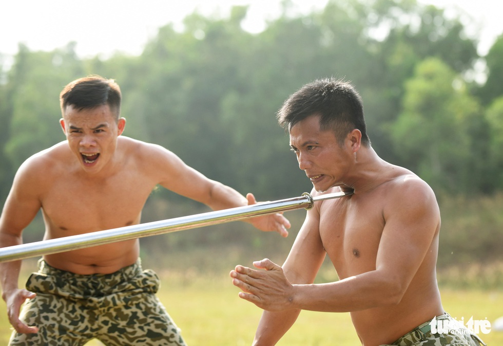 Vào lò đào tạo xem người sắt bay vèo vèo qua vòng lửa - Ảnh 3. Vào lò đào tạo xem người sắt bay vèo vèo qua vòng lửa - Ảnh 3.