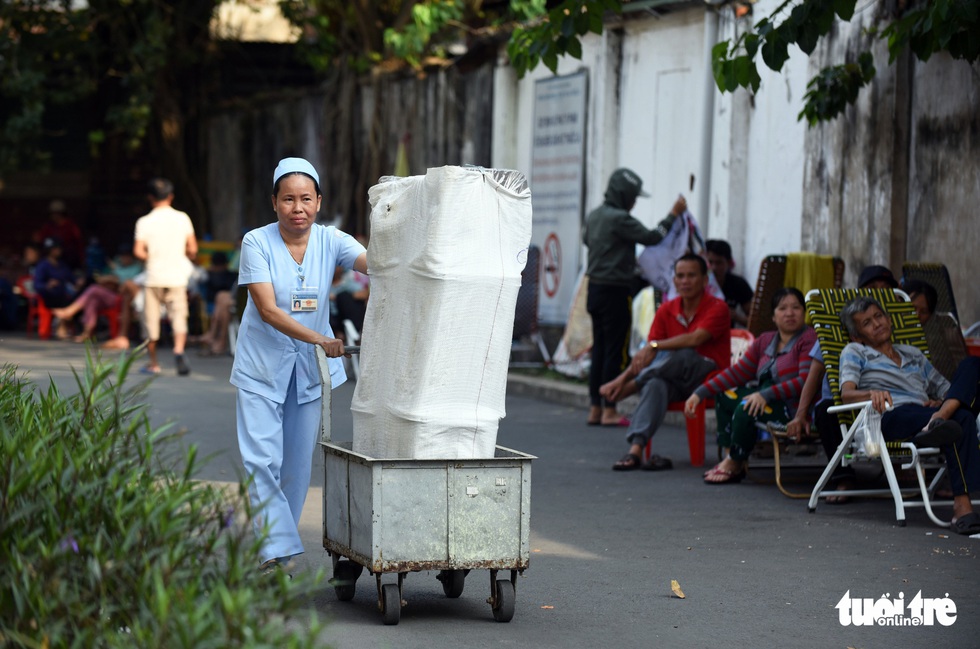Nữ hộ lý gần 20 năm chăm sóc người dưng - Ảnh 2. Nữ hộ lý gần 20 năm chăm sóc người dưng - Ảnh 2.