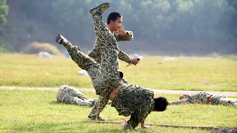 Vào lò đào tạo xem người sắt bay vèo vèo qua vòng lửa - Ảnh 13. Vào lò đào tạo xem người sắt bay vèo vèo qua vòng lửa - Ảnh 13.