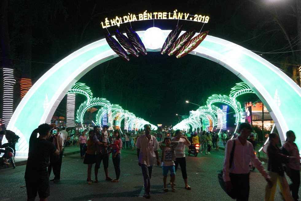 Hàng chục ngàn người tham dự Lễ hội dừa Bến Tre 2019 - Ảnh 4. Hàng chục ngàn người tham dự Lễ hội dừa Bến Tre 2019 - Ảnh 4.