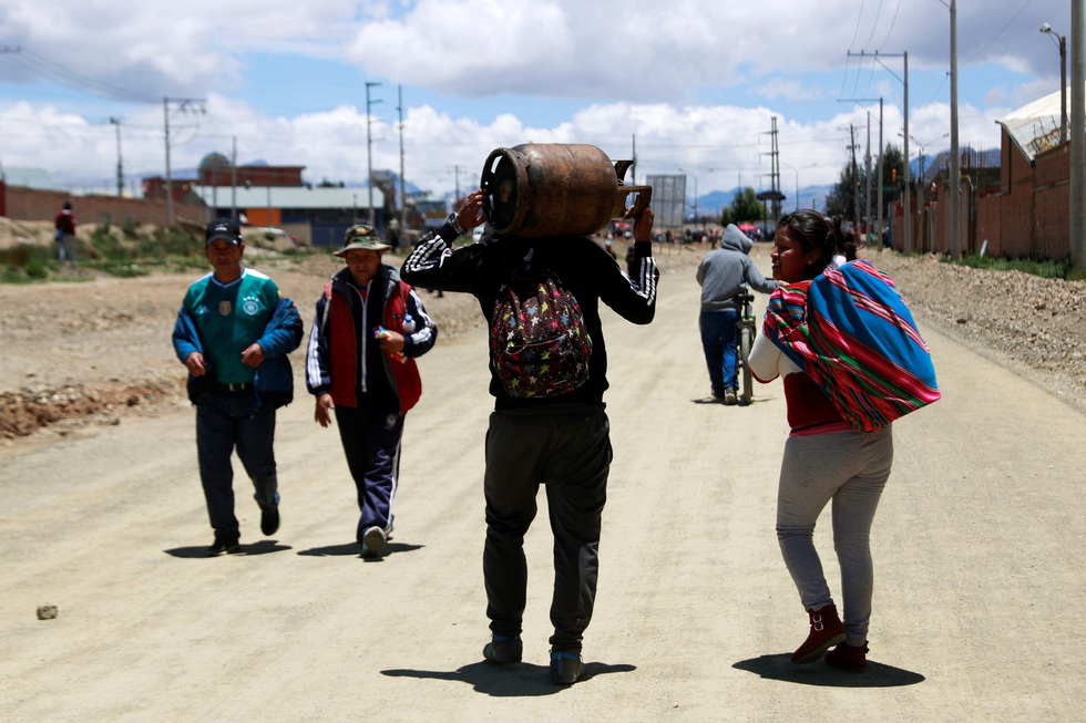 Bolivia bắt đầu thiếu thốn thực phẩm, xăng dầu - Ảnh 8. Bolivia bắt đầu thiếu thốn thực phẩm, xăng dầu - Ảnh 8.