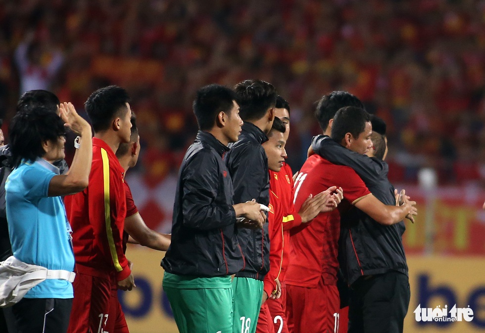 Anh Đức chia tay ông Park và đồng đội ngay trên sân cỏ sau trận hòa Thái Lan - Ảnh 7. Anh Đức chia tay ông Park và đồng đội ngay trên sân cỏ sau trận hòa Thái Lan - Ảnh 7.