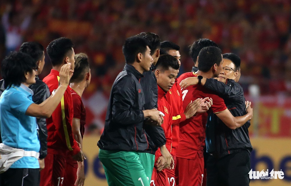 Anh Đức chia tay ông Park và đồng đội ngay trên sân cỏ sau trận hòa Thái Lan - Ảnh 8. Anh Đức chia tay ông Park và đồng đội ngay trên sân cỏ sau trận hòa Thái Lan - Ảnh 8.