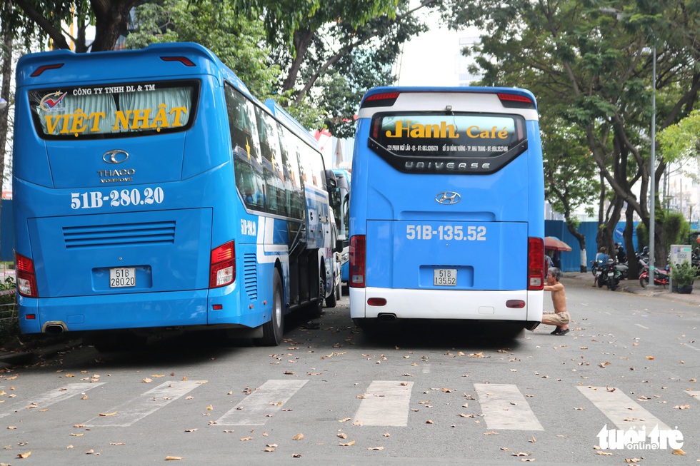 Bát nháo cảnh hàng quán xuống đường, xe cộ và quán xá cướp vỉa hè - Ảnh 5. Bát nháo cảnh hàng quán xuống đường, xe cộ và quán xá cướp vỉa hè - Ảnh 5.