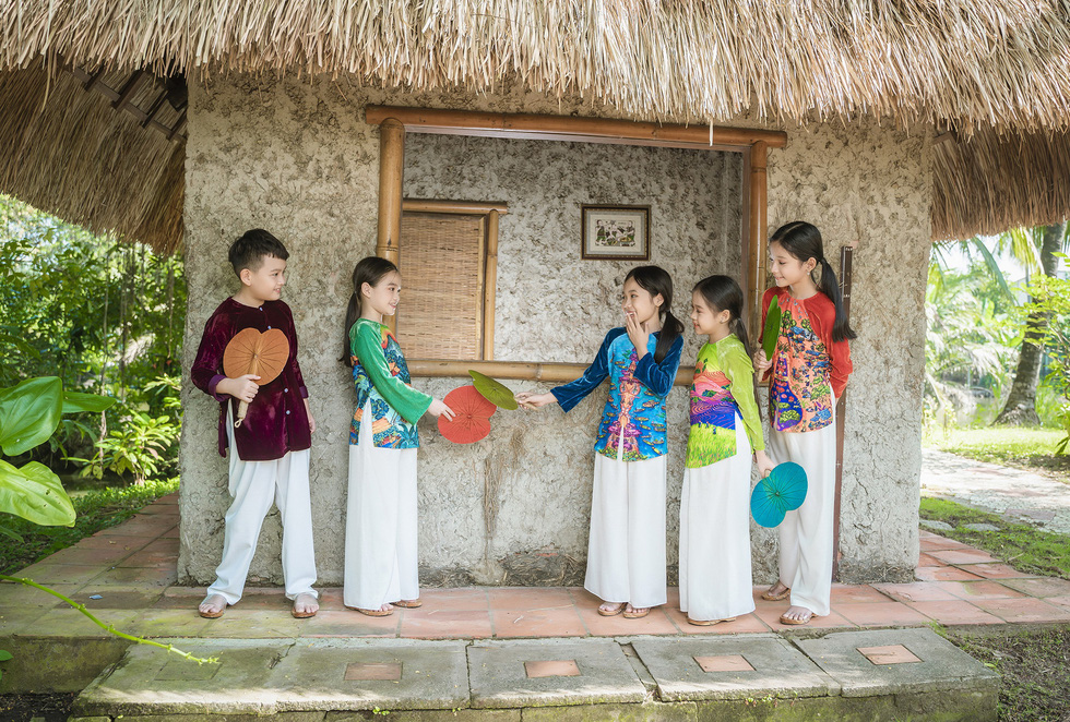 Áo bà ba tươi mới đến bất ngờ - Ảnh 2. Áo bà ba tươi mới đến bất ngờ - Ảnh 2.