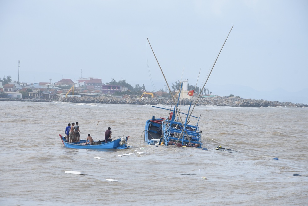 Hàng trăm người giải cứu tàu cá xa bờ mắc cạn suýt chìm - Ảnh 8. Hàng trăm người giải cứu tàu cá xa bờ mắc cạn suýt chìm - Ảnh 8.