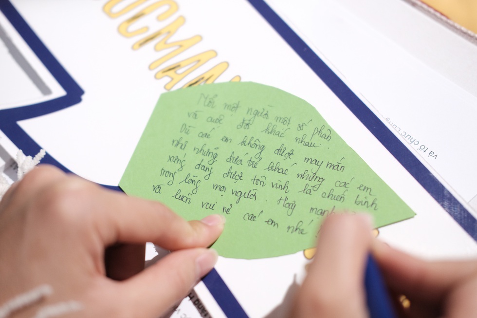 Những giọt nước mắt rơi ở triển lãm ‘Em không sợ’ - Ảnh 5. Những giọt nước mắt rơi ở triển lãm ‘Em không sợ’ - Ảnh 5.