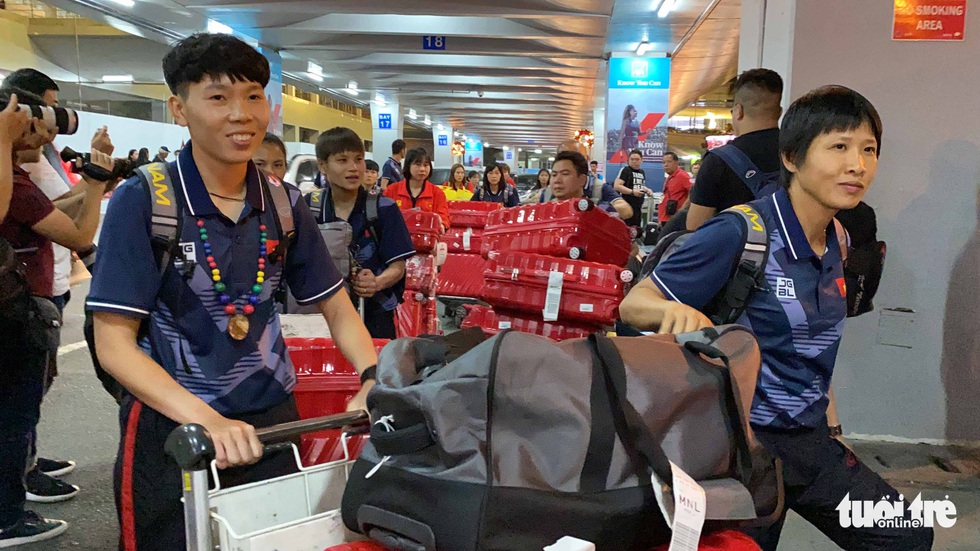 U22 Việt Nam và đội tuyển bóng đá nữ đến Philippines - Ảnh 4. U22 Việt Nam và đội tuyển bóng đá nữ đến Philippines - Ảnh 4.