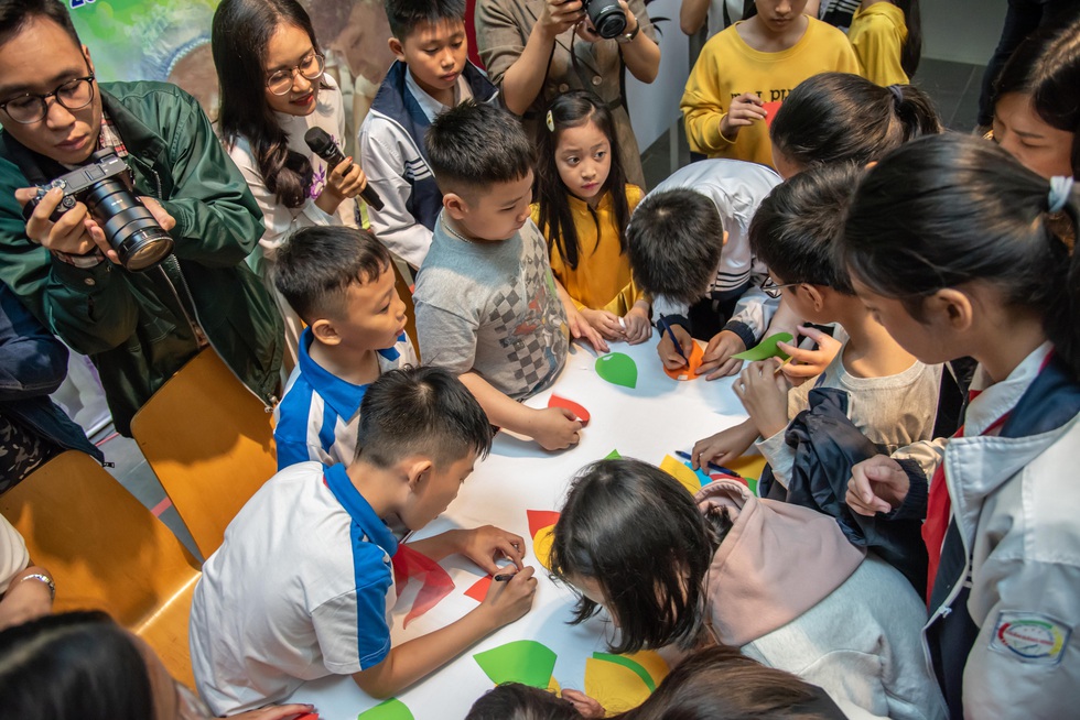 Những giọt nước mắt rơi ở triển lãm ‘Em không sợ’ - Ảnh 9. Những giọt nước mắt rơi ở triển lãm ‘Em không sợ’ - Ảnh 9.