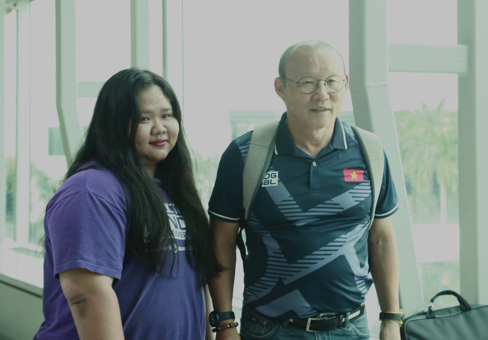 Tuyển nữ và U22 Việt Nam tươi cười lên đường dự SEA Games - Ảnh 12. Tuyển nữ và U22 Việt Nam tươi cười lên đường dự SEA Games - Ảnh 12.