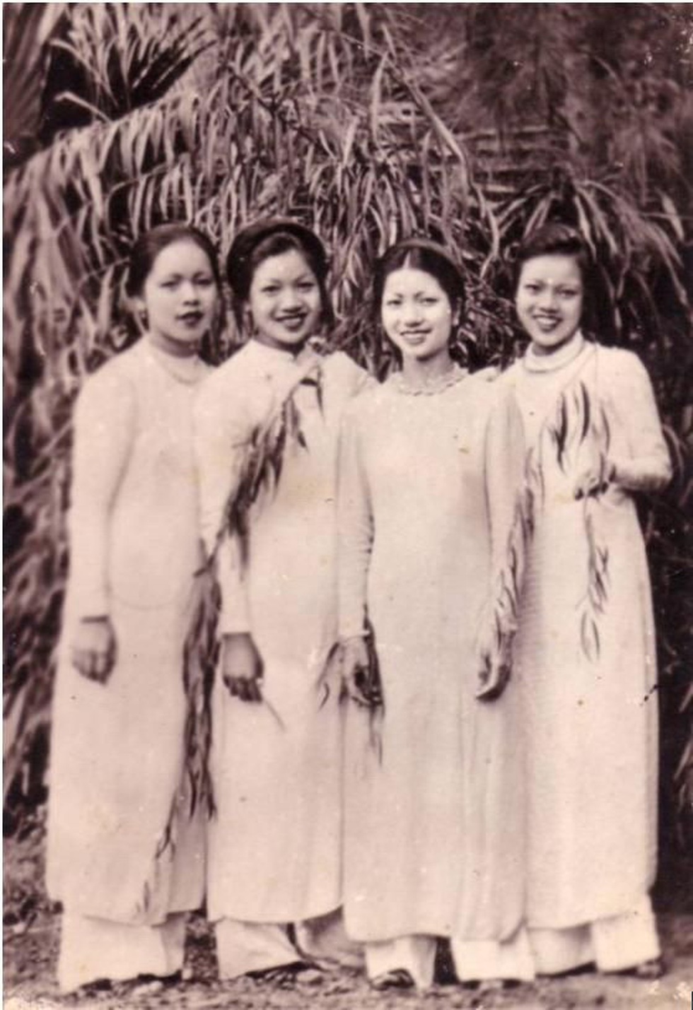 Áo dài ơi, cảm ơn họa sĩ Cát Tường - Ảnh 1. Áo dài ơi, cảm ơn họa sĩ Cát Tường - Ảnh 1.