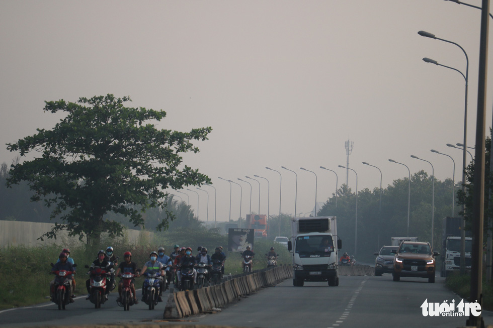 Sương mù trắng xóa bao phủ TP.HCM - Ảnh 4. Sương mù trắng xóa bao phủ TP.HCM - Ảnh 4.