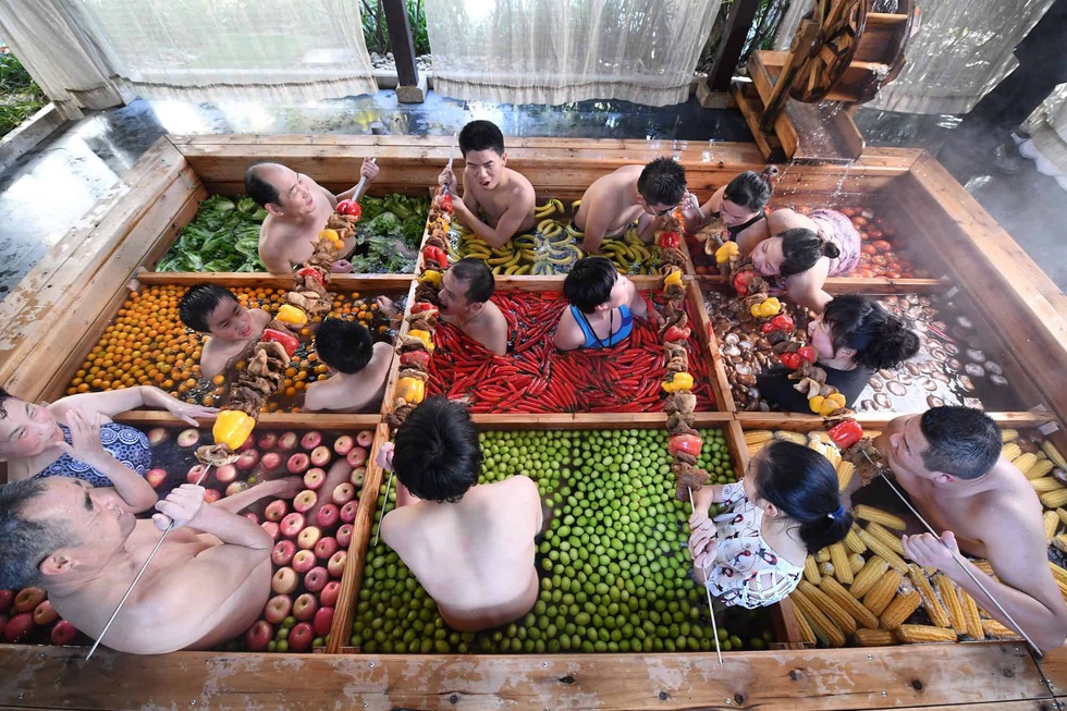 Reuters tổng kết 2019 với những bức ảnh dị, độc lạ và hài hước nhất thế giới - Ảnh 1. Reuters tổng kết 2019 với những bức ảnh dị, độc lạ và hài hước nhất thế giới - Ảnh 1.