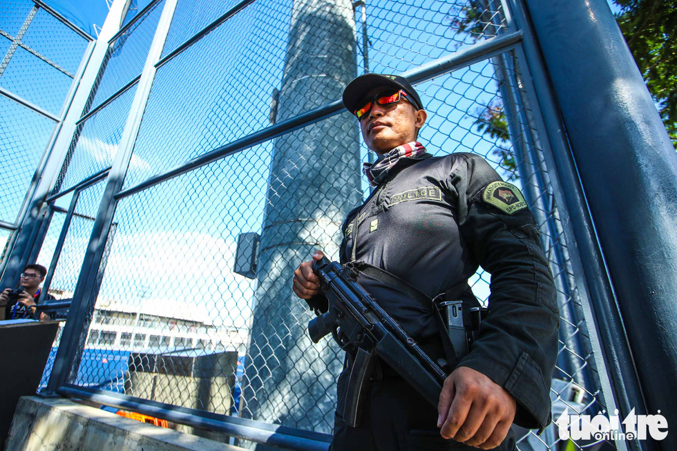 Cảnh sát đặc nhiệm Philippines cầm súng bảo vệ buổi tập của U22 Việt Nam - Ảnh 1.