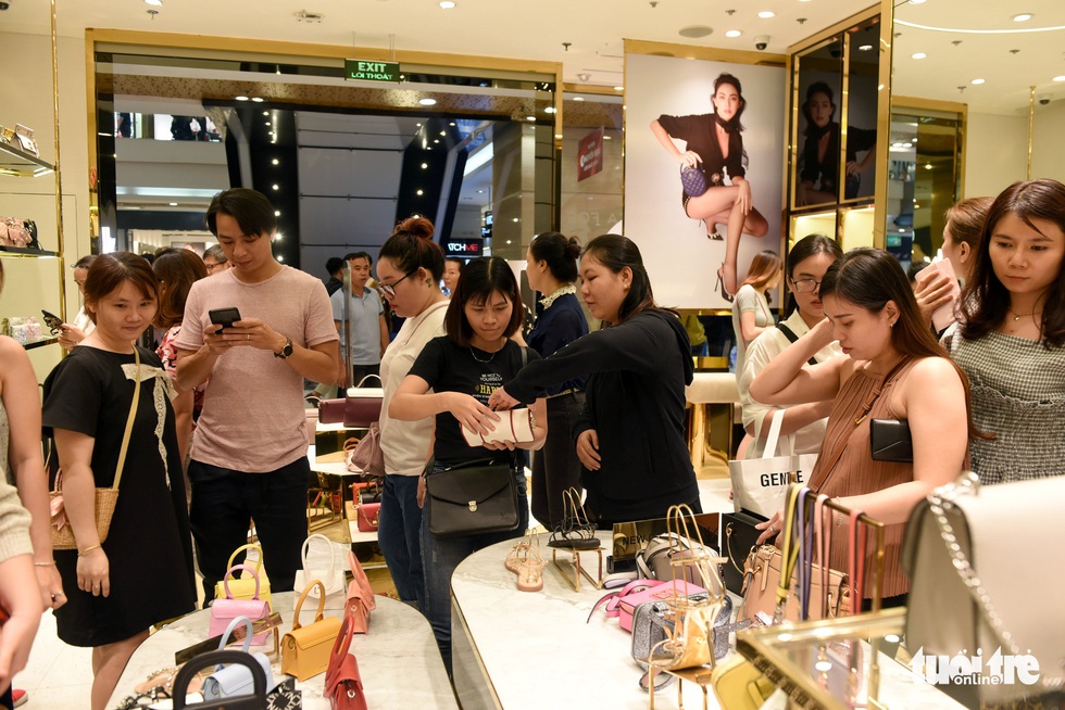 Giới trẻ Sài Gòn đổ xô đi săn hàng hiệu dịp Black Friday - Ảnh 10. Giới trẻ Sài Gòn đổ xô đi săn hàng hiệu dịp Black Friday - Ảnh 10.