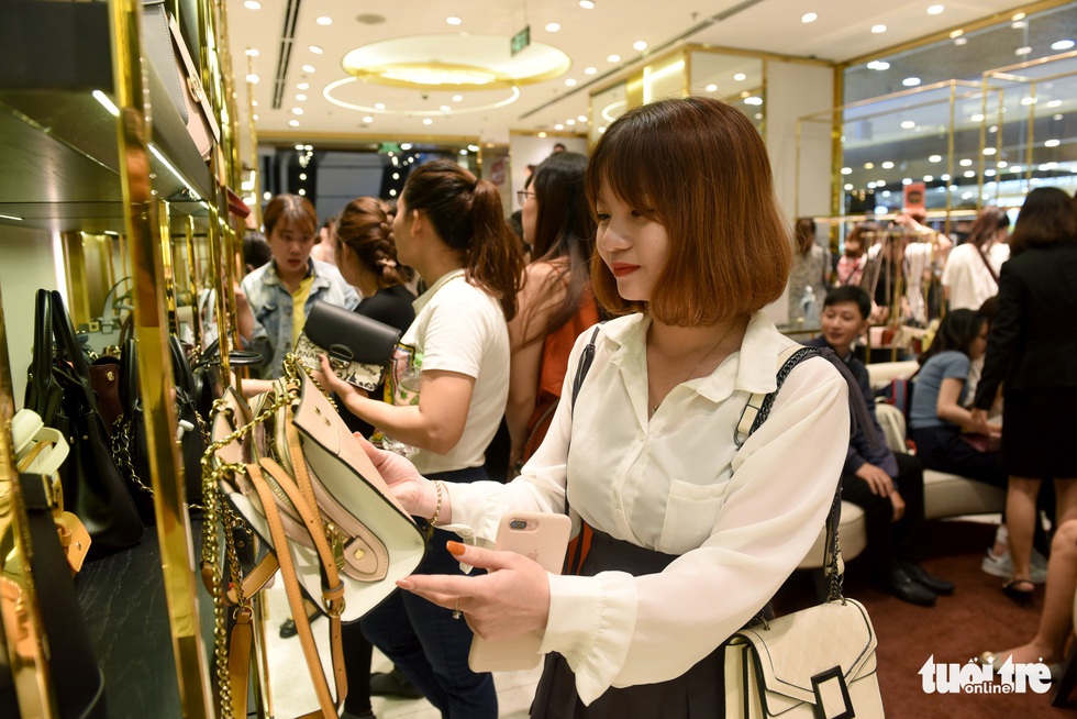 Giới trẻ Sài Gòn đổ xô đi săn hàng hiệu dịp Black Friday - Ảnh 11. Giới trẻ Sài Gòn đổ xô đi săn hàng hiệu dịp Black Friday - Ảnh 11.