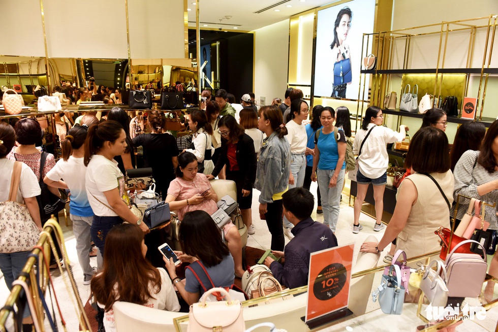 Giới trẻ Sài Gòn đổ xô đi săn hàng hiệu dịp Black Friday - Ảnh 12. Giới trẻ Sài Gòn đổ xô đi săn hàng hiệu dịp Black Friday - Ảnh 12.