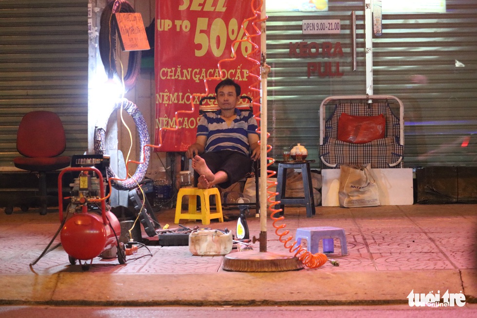 Sài Gòn dễ thương: Có tiền cũng vá, không tiền cũng vá xe - Ảnh 5. Sài Gòn dễ thương: Có tiền cũng vá, không tiền cũng vá xe - Ảnh 5.