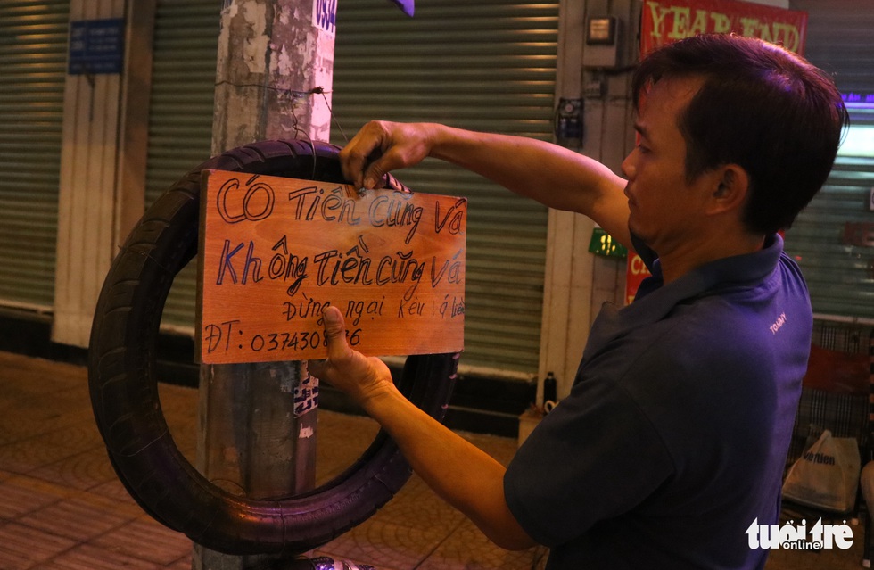 Sài Gòn dễ thương: Có tiền cũng vá, không tiền cũng vá xe - Ảnh 1. Sài Gòn dễ thương: Có tiền cũng vá, không tiền cũng vá xe - Ảnh 1.