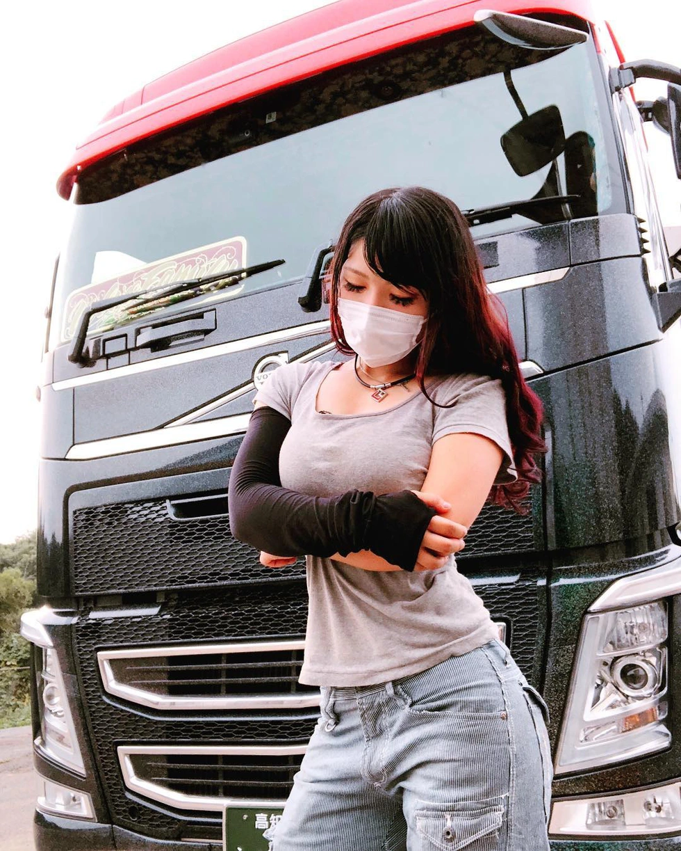 Ai dám nói lái xe tải không thể là cô nàng nóng bỏng? - Ảnh 2. Ai dám nói lái xe tải không thể là cô nàng nóng bỏng? - Ảnh 2.