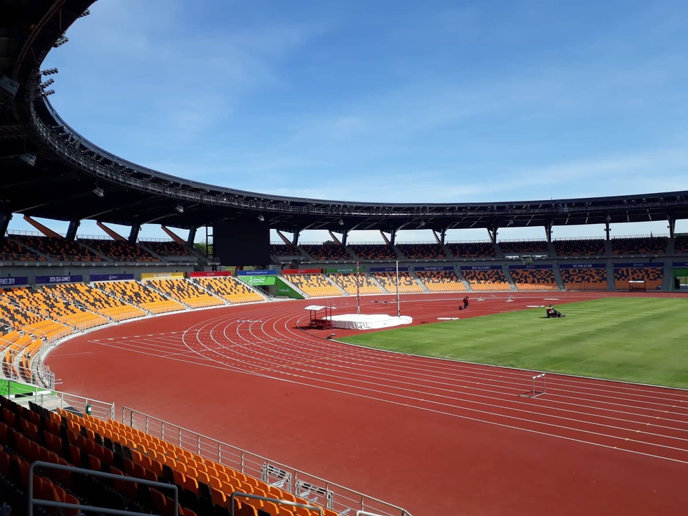 Sân thi đấu điền kinh đẹp long lanh sẵn sàng cho SEA Games 30 - Ảnh 2. Sân thi đấu điền kinh đẹp long lanh sẵn sàng cho SEA Games 30 - Ảnh 2.