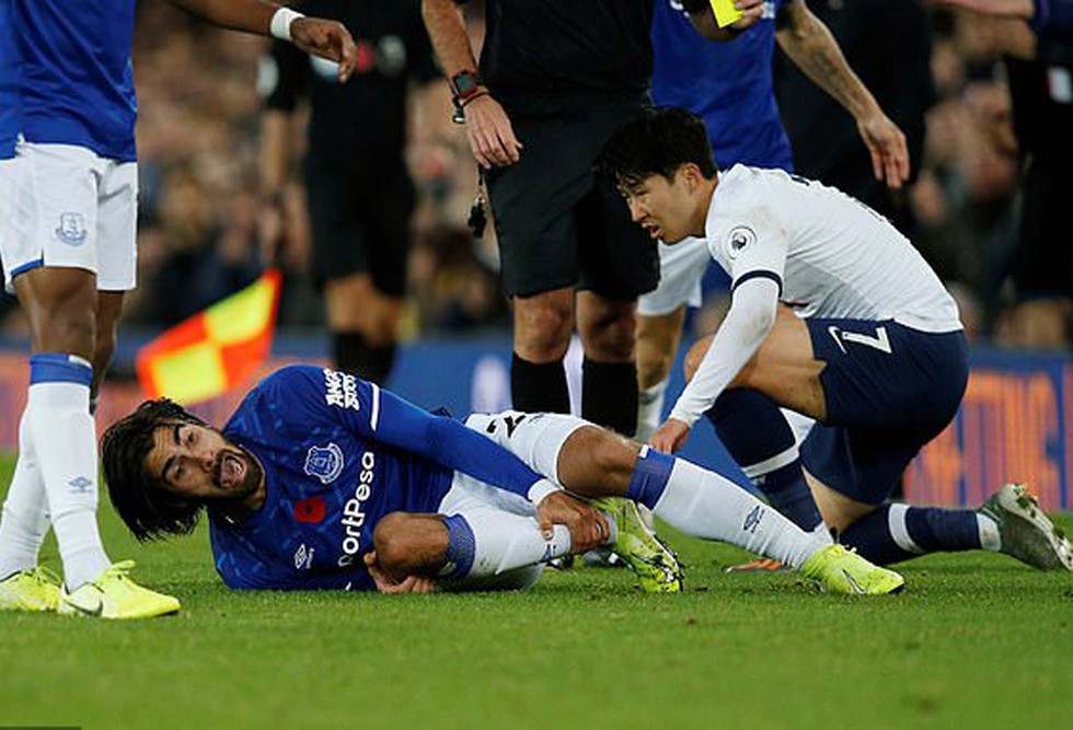Son Heung Min khóc nức nở sau cú vào bóng khiến cầu thủ Everton gãy chân - Ảnh 5. Son Heung Min khóc nức nở sau cú vào bóng khiến cầu thủ Everton gãy chân - Ảnh 5.