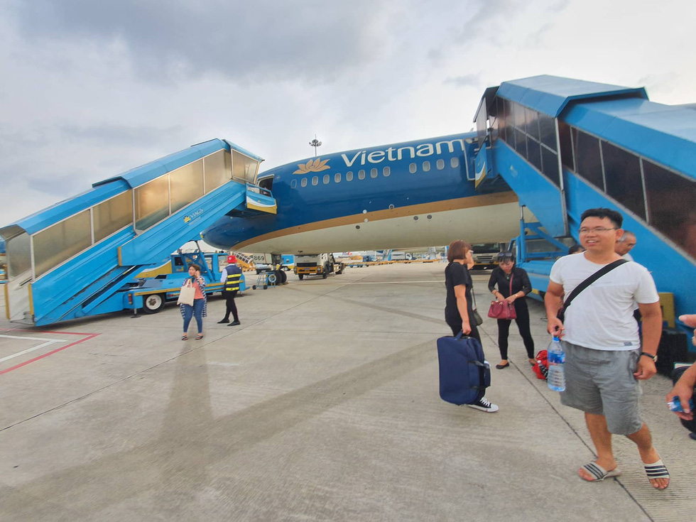Hành khách Vietnam Airlines bị giữ trên máy bay hơn 1 tiếng - Ảnh 4. Hành khách Vietnam Airlines bị giữ trên máy bay hơn 1 tiếng - Ảnh 4.